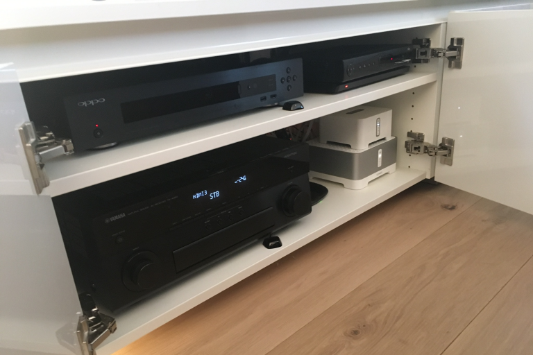 Yamaha AV-Receiver, OPPO BluRay-Player und Sonos im Lowboard versteckt