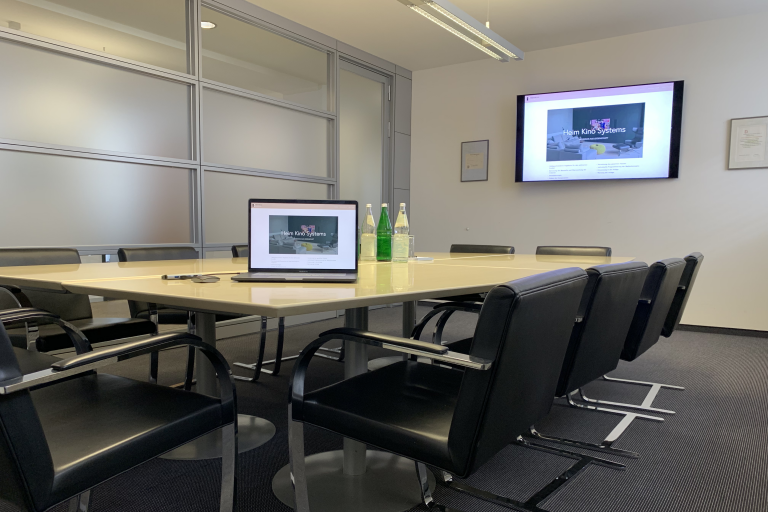 HeimKinoSystems Kundeninstallation in einem Konferenzraum, Bildschirmübertragung auf Knopfdruck durch Barco Clickshare