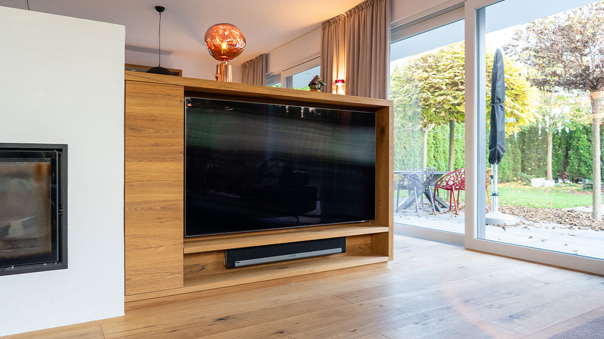 Holzschrank mit Fernseher, moderne Wohnzimmeransicht.