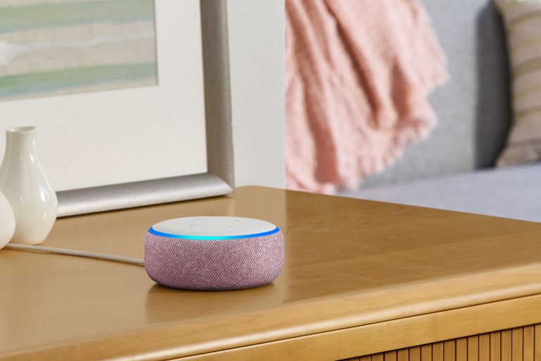 Amazon Echo Dot in rosa für die Sprachsteuerung des Smarthomes (Bildmaterial: ©Amazon)