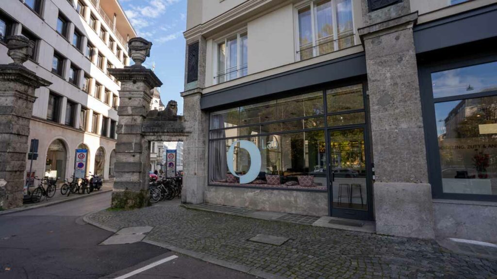 Historischer Torbogen und modernes Gebäude in der Stadt