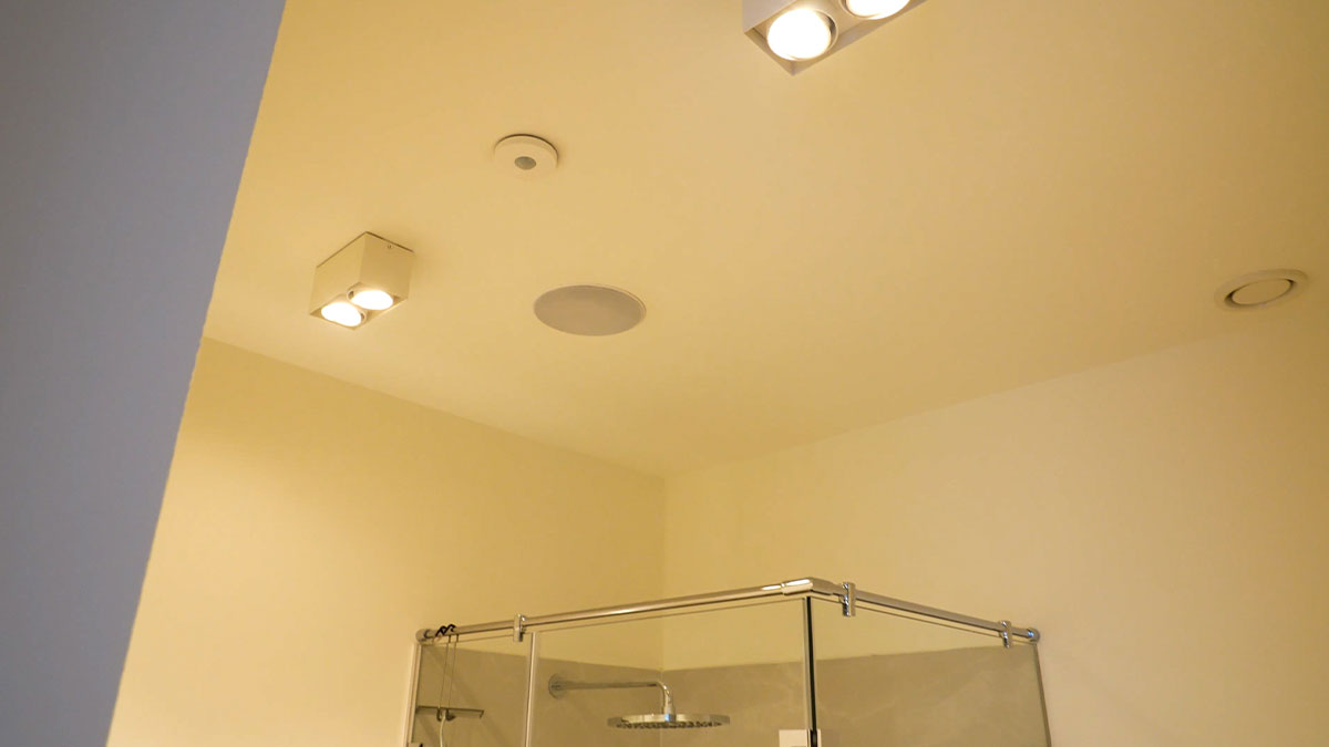 Deckenbeleuchtung im Badezimmer mit Duschkabine