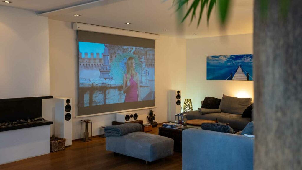 Heimkino mit Sofas und Projektor in gemütlichem Wohnzimmer.