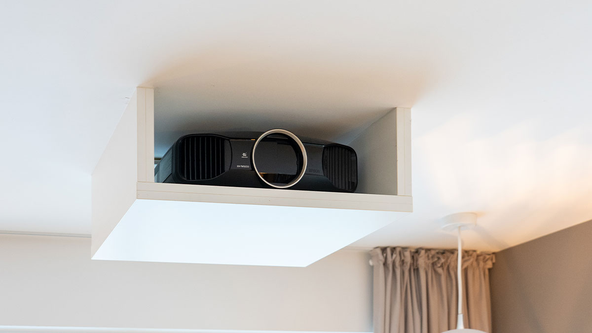 An der Decke montierter Projektor im Gehäuse