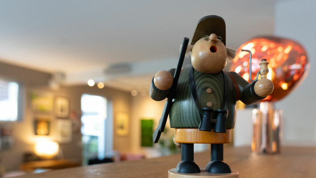 Räuchermännchen im Wohnzimmer auf Tisch