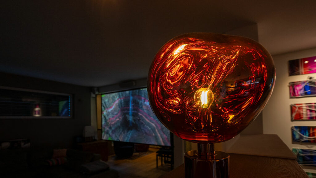Dekorative rote Lampe in modernem Wohnzimmer