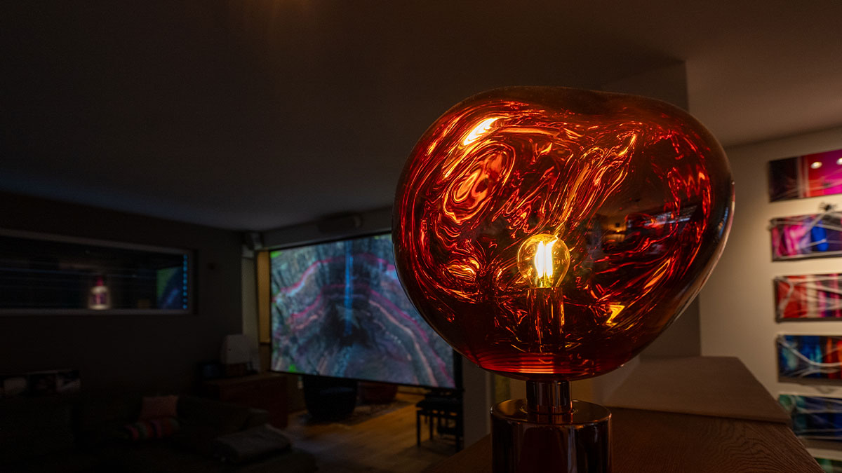 Dekorative rote Lampe in modernem Wohnzimmer