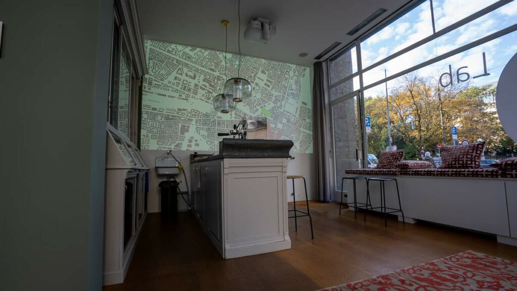 Modernes Café mit Stadtkarte an der Wand.