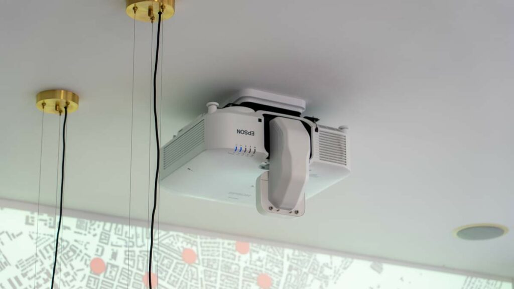 Deckenprojektor für Präsentationen montiert.