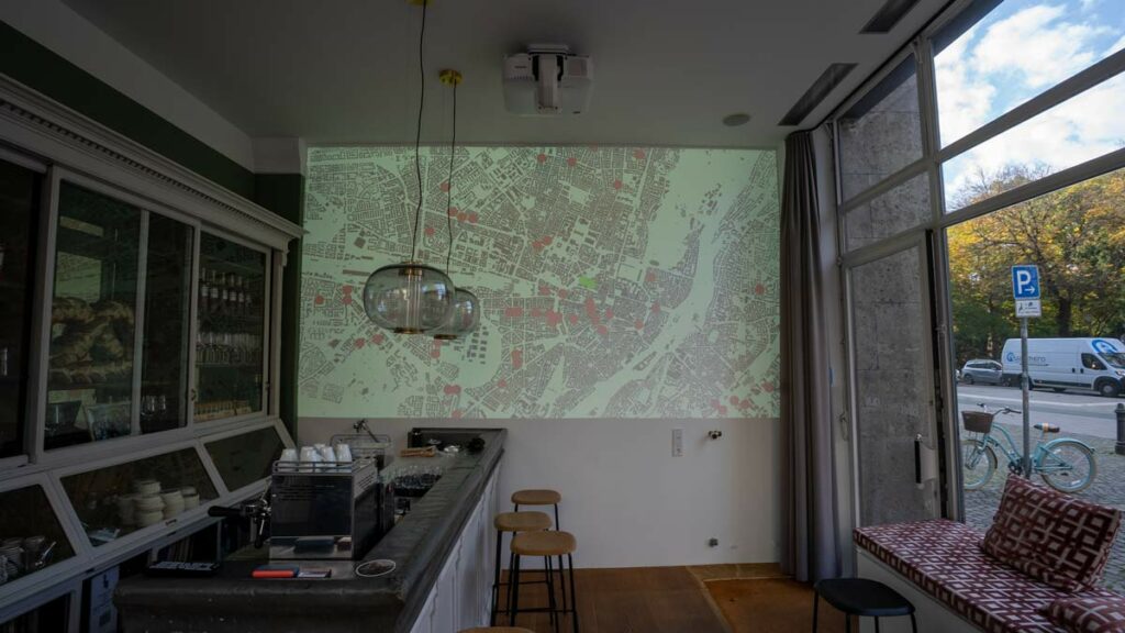 Karte auf Wand in modernem Café projiziert.