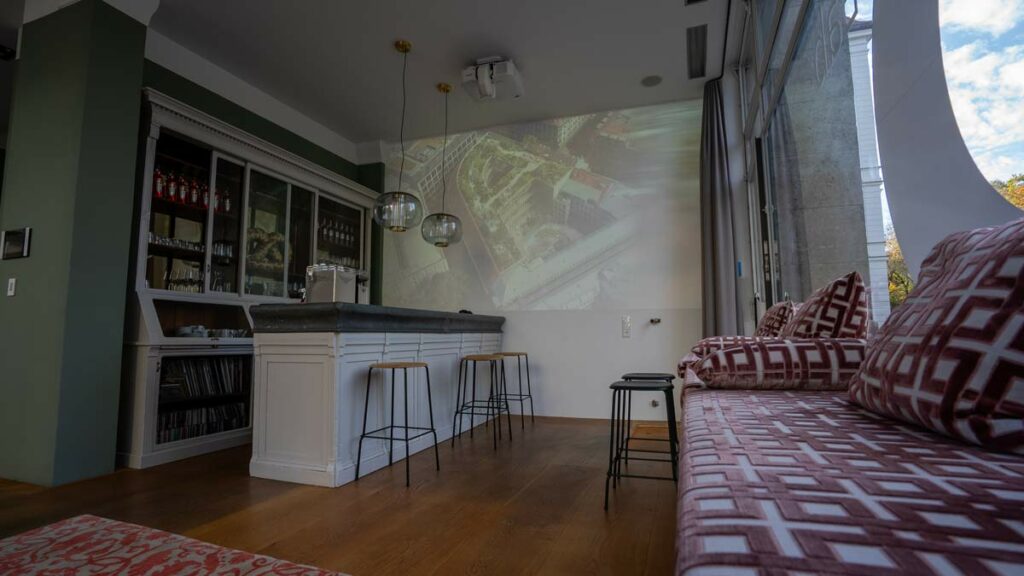 Moderne Bar mit gemütlicher Sitzecke und Projektor