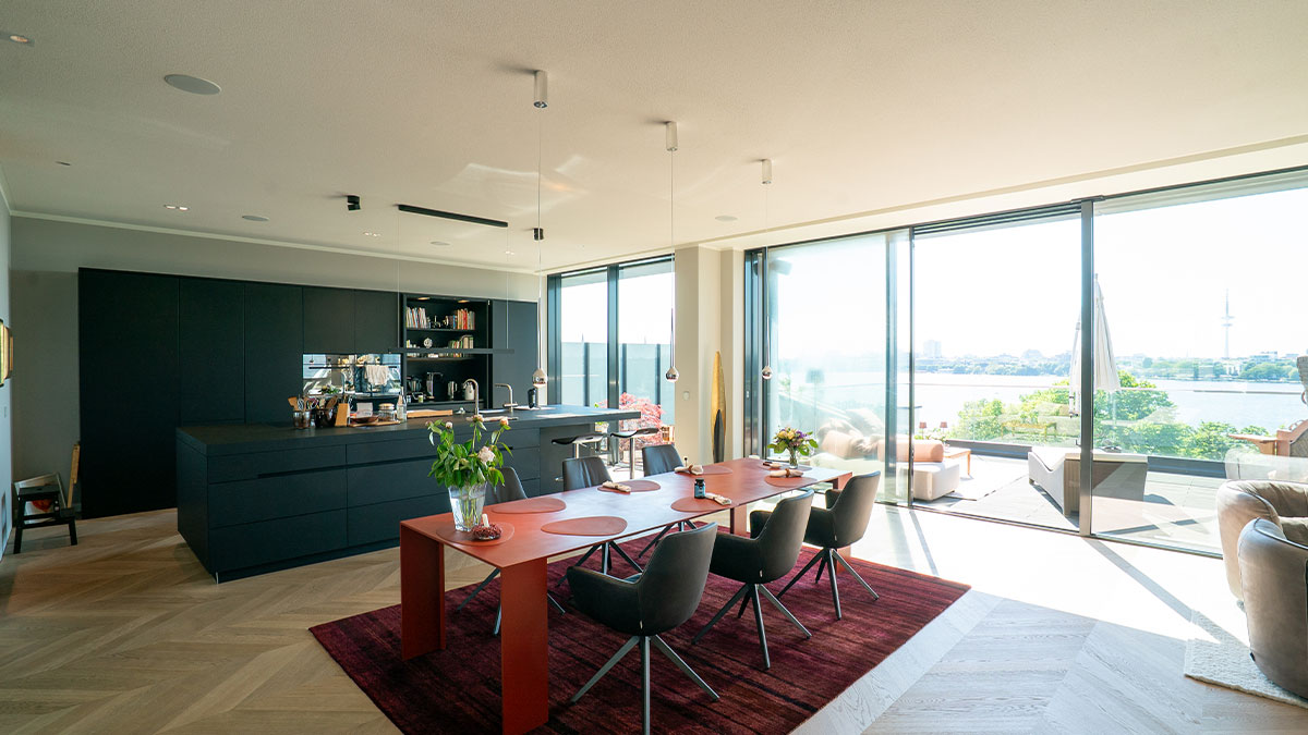 Modernes Wohnzimmer mit Aussicht und stilvollem Esstisch.