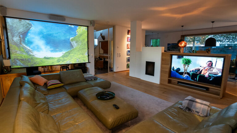 Wohnzimmer mit Heimkino und großer Leinwand