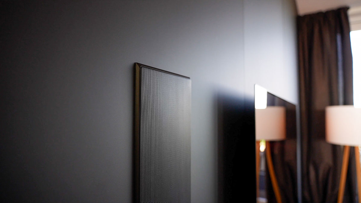 Moderne Heizung an grauer Wand im Wohnzimmer.