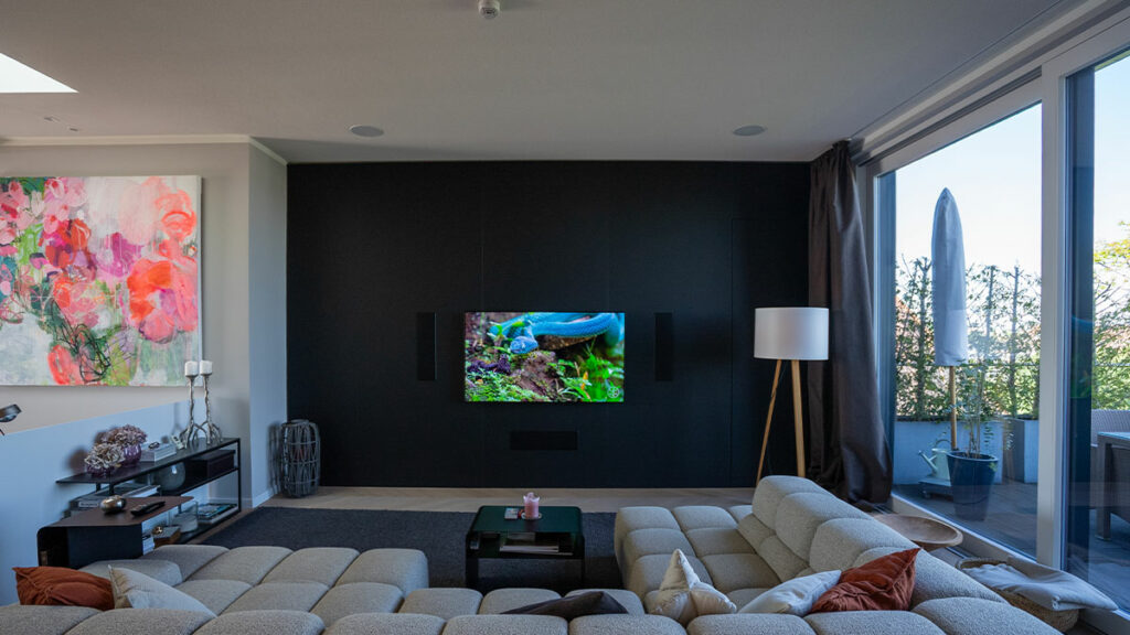 Modernes Wohnzimmer mit Sofa und großem Kunstgemälde.