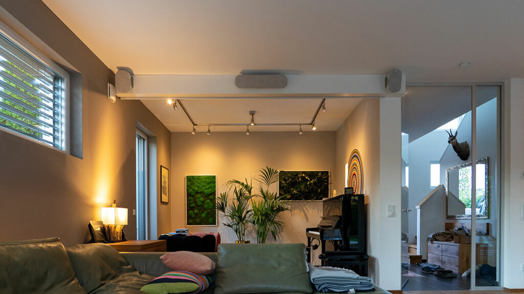 Modernes Wohnzimmer mit Kunst und Pflanzen dekoriert