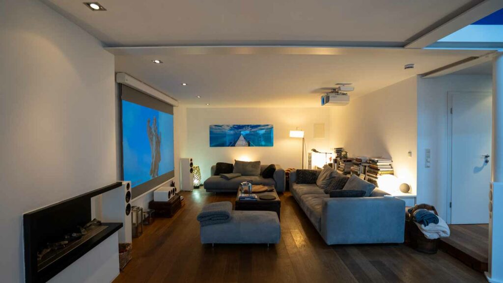 Gemütliches Wohnzimmer mit Heimkino und Sofas