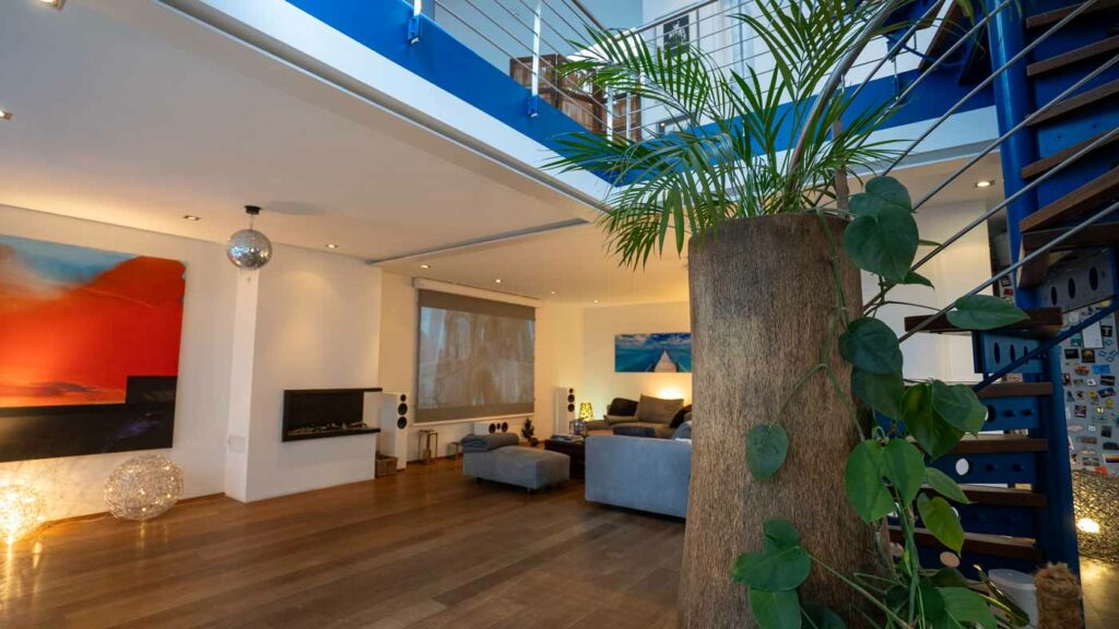Modernes Wohnzimmer mit Kunst und Pflanzen