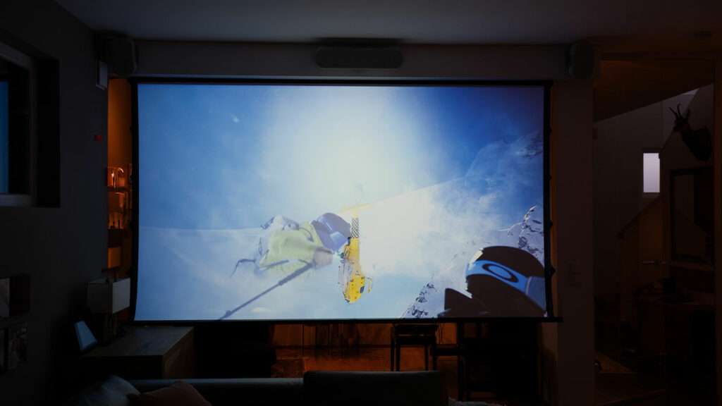 Heimkino mit Skifilm auf Leinwand