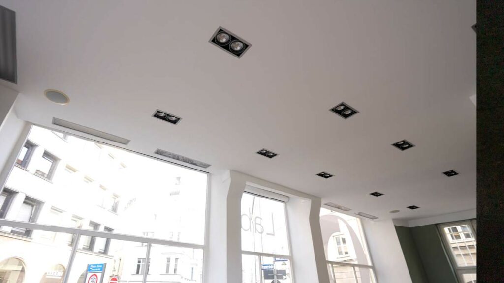 Moderne Deckenbeleuchtung in einem Gebäude