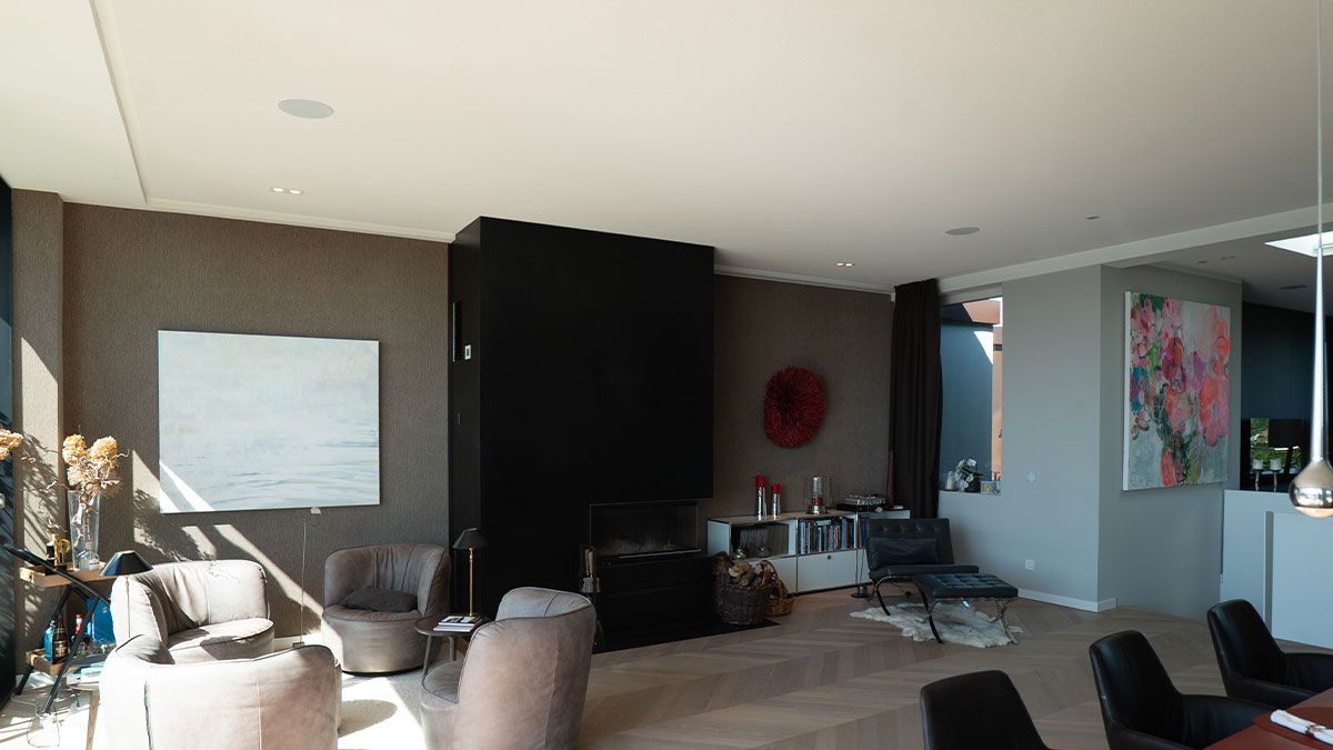 Modernes Wohnzimmer mit Kamin und Kunstwerken.