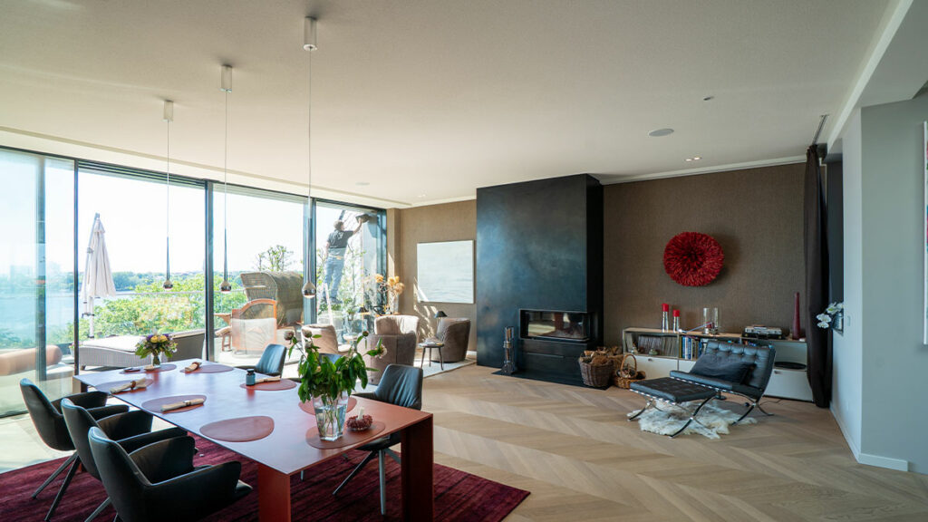 Modernes Wohnzimmer mit Essbereich und großem Fenster