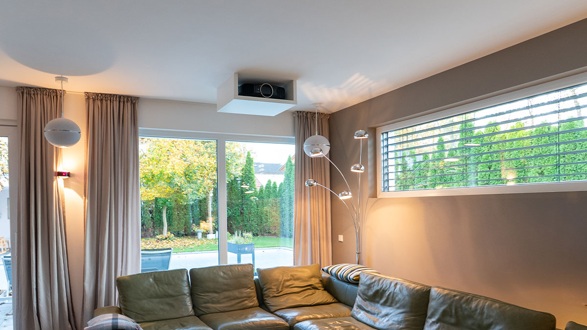 Modernes Wohnzimmer mit großer Fensterfront