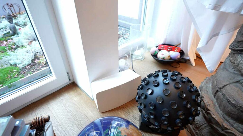 Deko-Objekte neben Fenster in modernem Raum