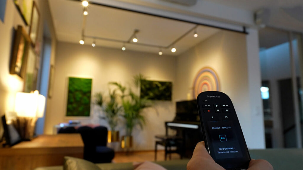 Wohnzimmer mit Fernbedienung und moderner Beleuchtung.