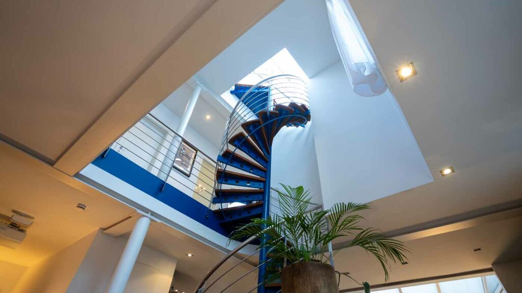 Moderne Wendeltreppe in einem offenen Raum