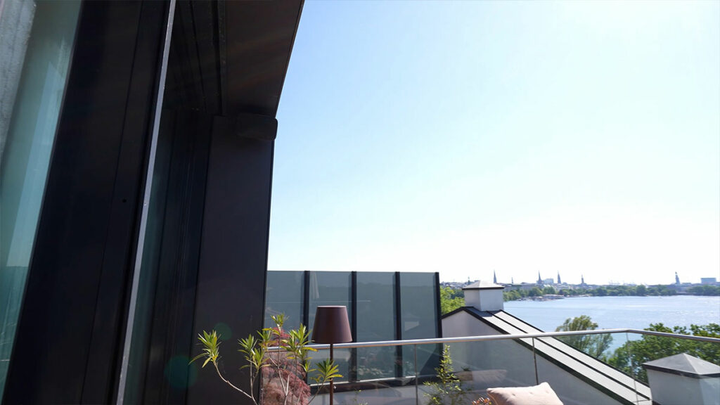 Sonnige Terrasse mit Blick auf Stadt und Fluss.